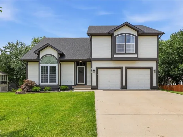 4904 Woodsonia Dr, Shawnee, KS 66226