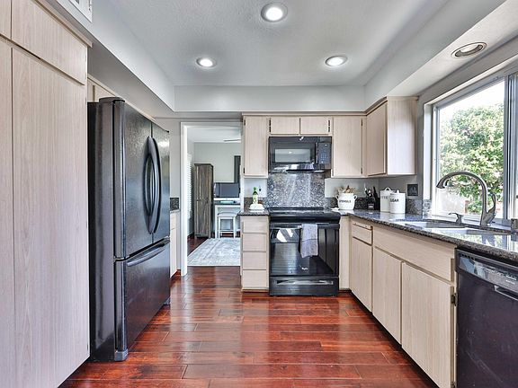 3rd image of 5753 Avenida Circo