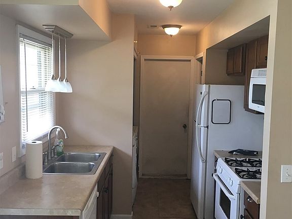 4th image of 417 W Woodcreek Dr