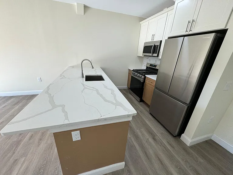 668 Communipaw — Photo 11