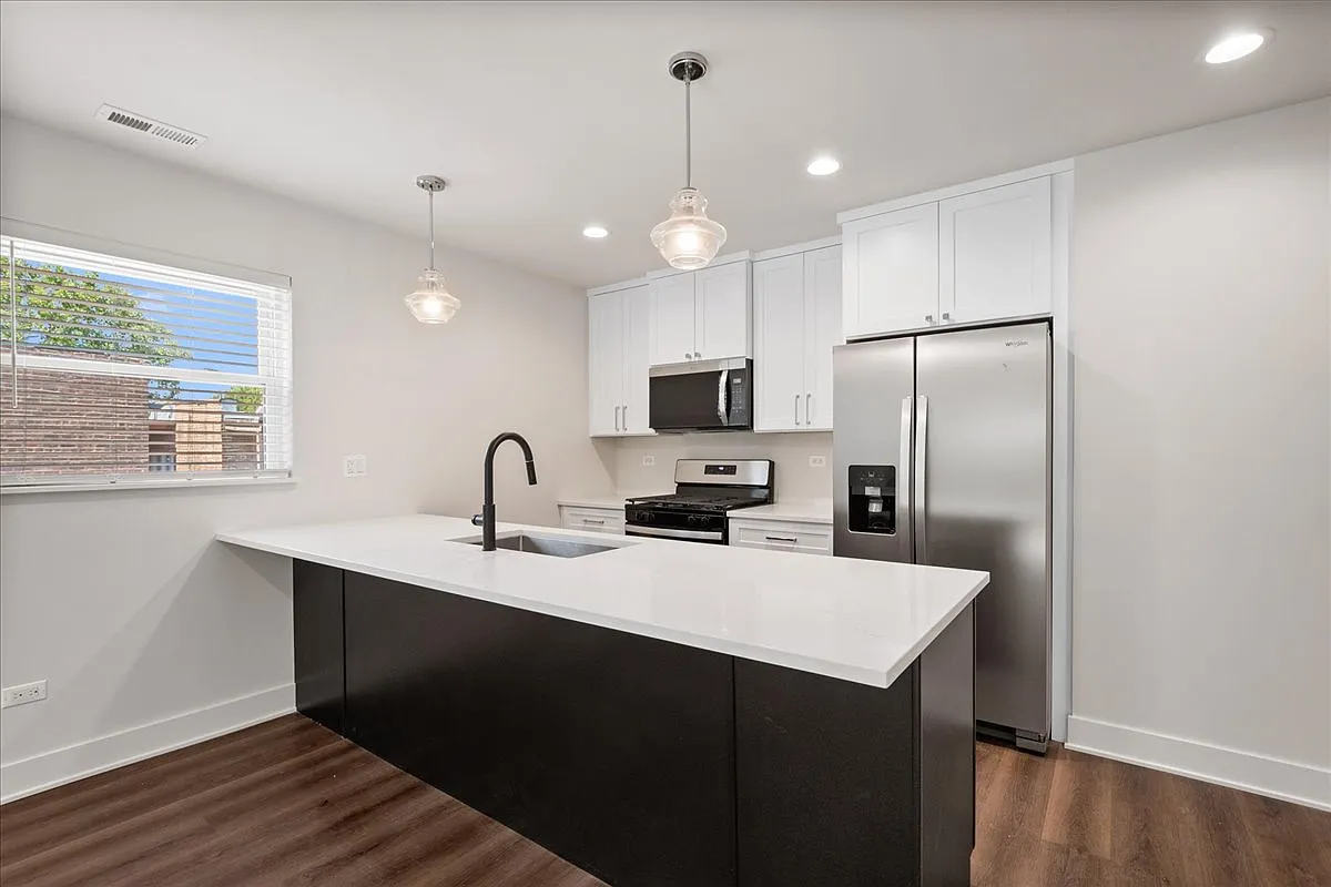 3 bed, $2,995 — Photo 2