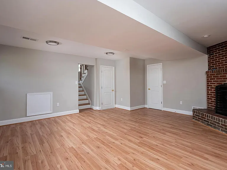 1952 Forest Dr — Photo 10