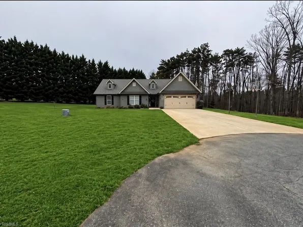 1029 Lee Acres Dr, Walnut Cove, NC 27052