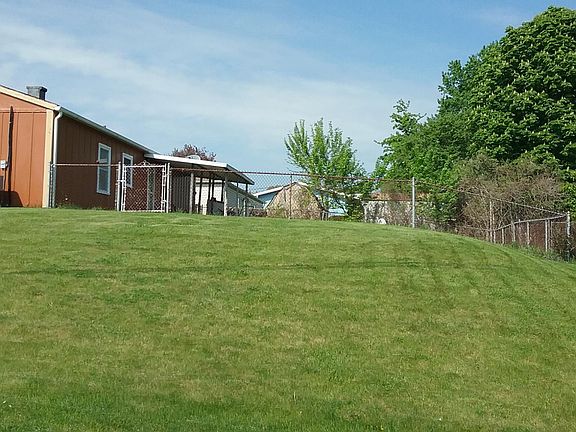 3rd image of 583 Crestwood Dr