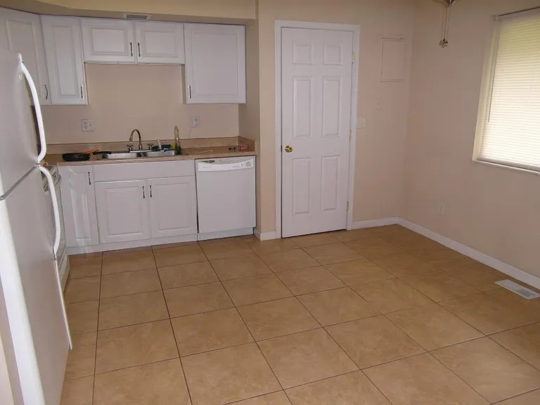 2540 Delavan Dr — Photo 10