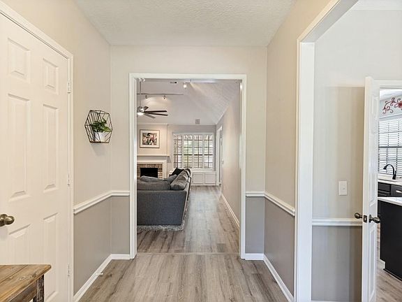 4th image of 76 E Stony End Pl