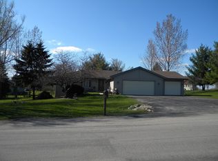 5866 Sweet Grass Dr, Roscoe, IL 61073