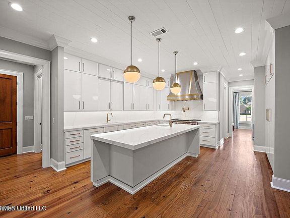 3rd image of 404 Edgewood Ln