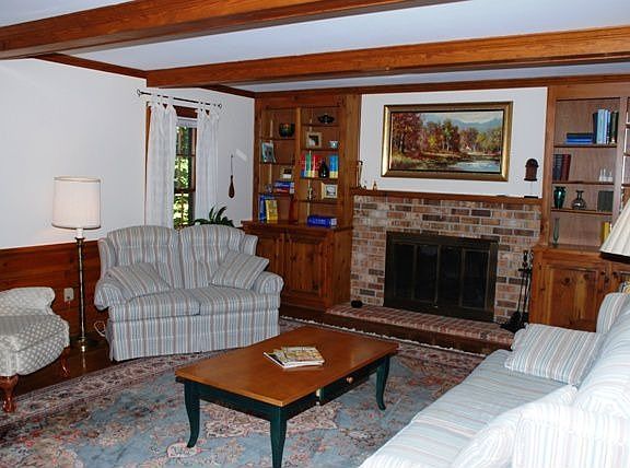 Extra Spacious Family Rm