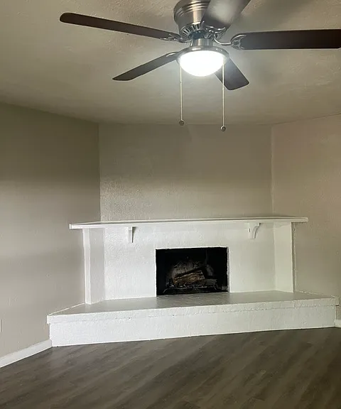 916 Hawthorne Dr — Photo 3