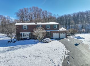 4885 Cliffside Dr W, Clarence, NY 14031