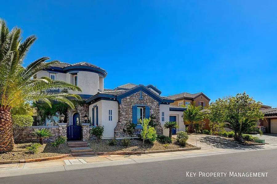 Luxurious 5 Bedroom home in prestigious Macdonald Highlands on the 12th fairway — Photo 3