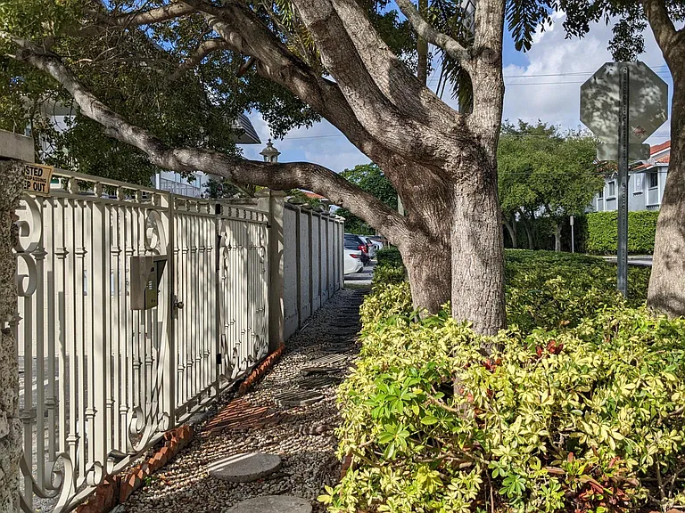 11610 N Bayshore Dr #3H — Photo 13