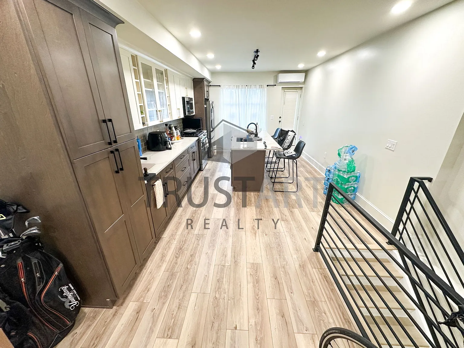 4 bed, 4.0 bath, 1575 sqft, $3,650 — Photo 4