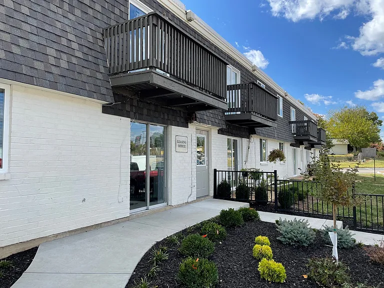 Brookmount Apartments — Photo 9