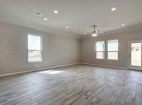 5th image of 909 Centerra Hills Cir