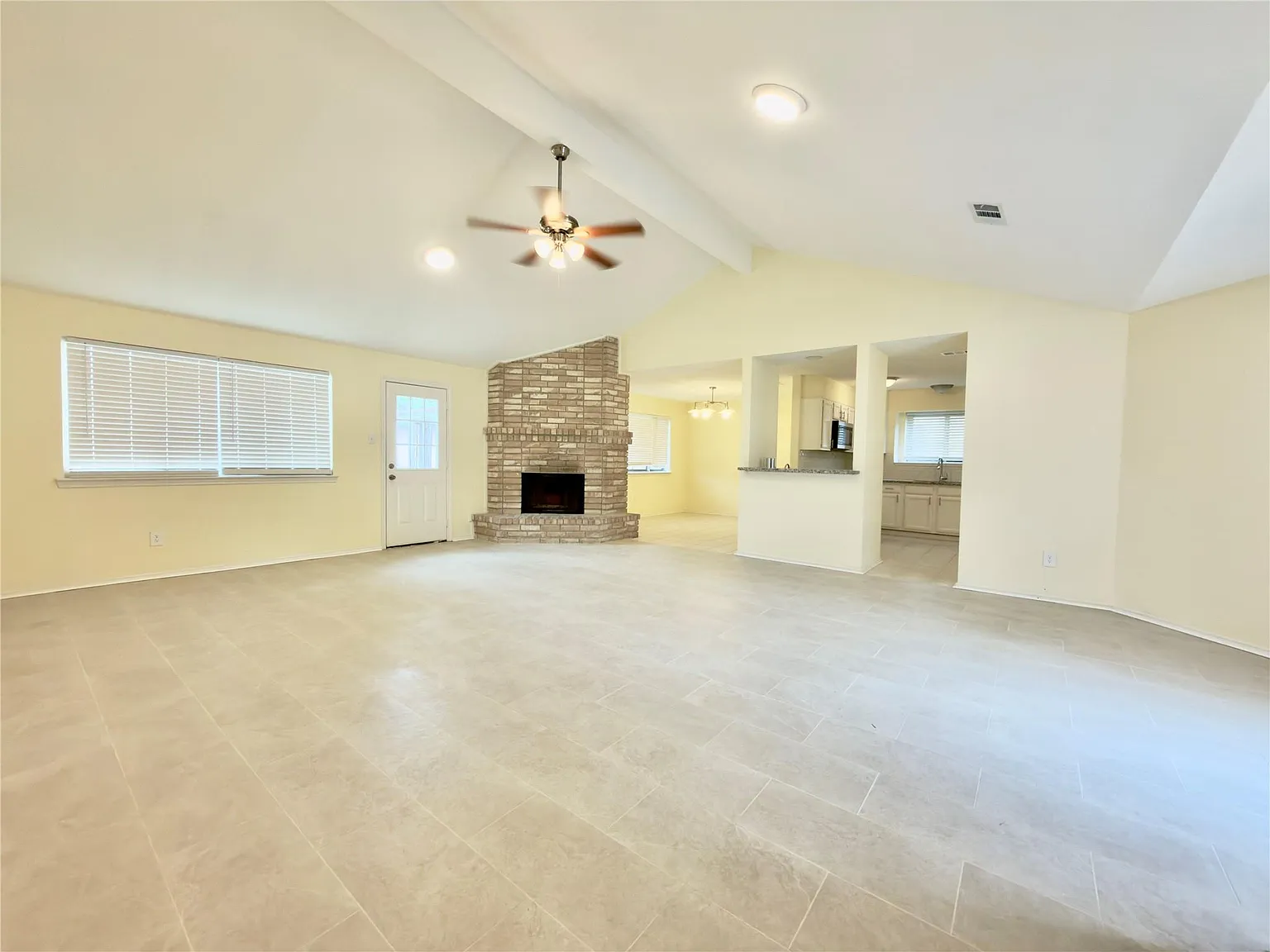 3 bed, 2.0 bath, 1852 sqft, $1,895 — Photo 4