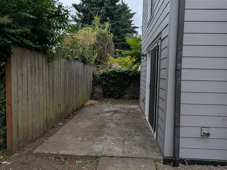 724 NE Holland St #B — Photo 12
