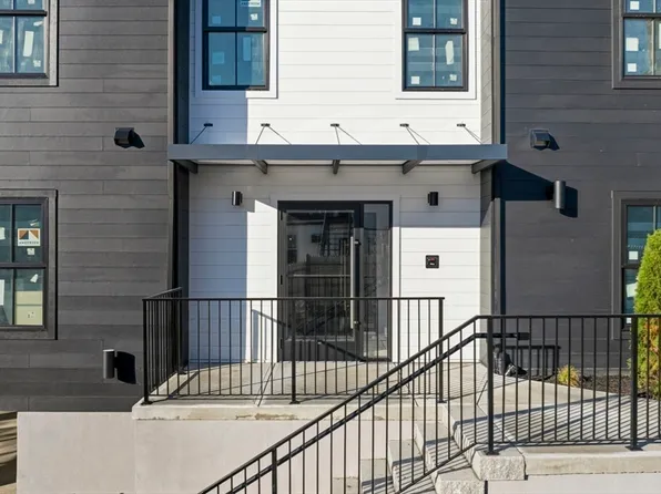 11 Boynton St #203, Swampscott, MA 01907