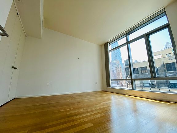 3rd image of 18 W 48th St APT 20D