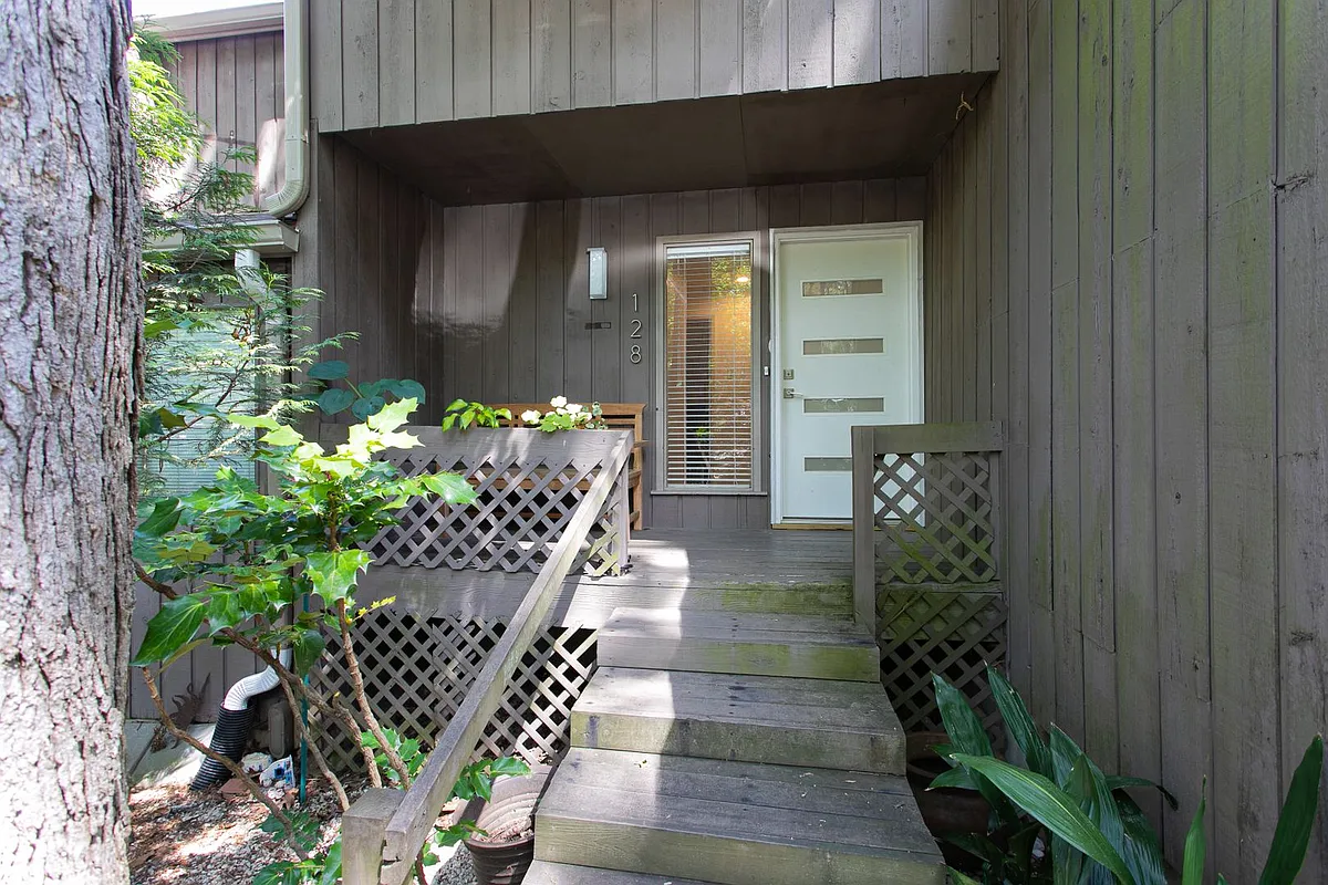 Building Photo - 128 Ridge Trl