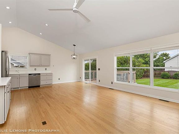 5th image of 662 Yorkshire Dr