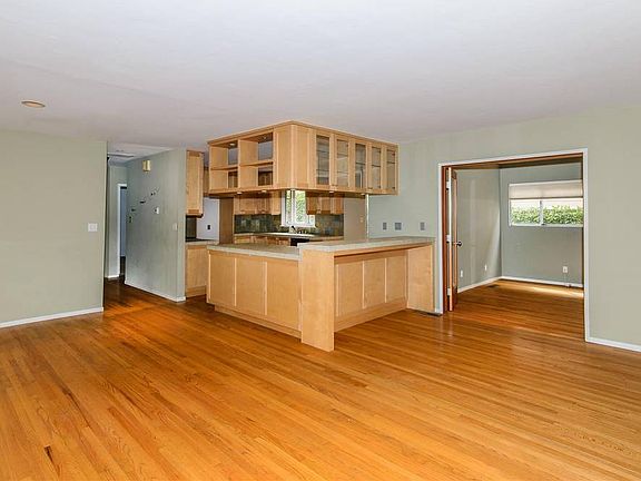 4th image of 713 Sapphire St