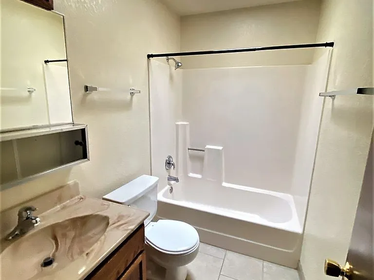 1010 Elm St — Photo 2