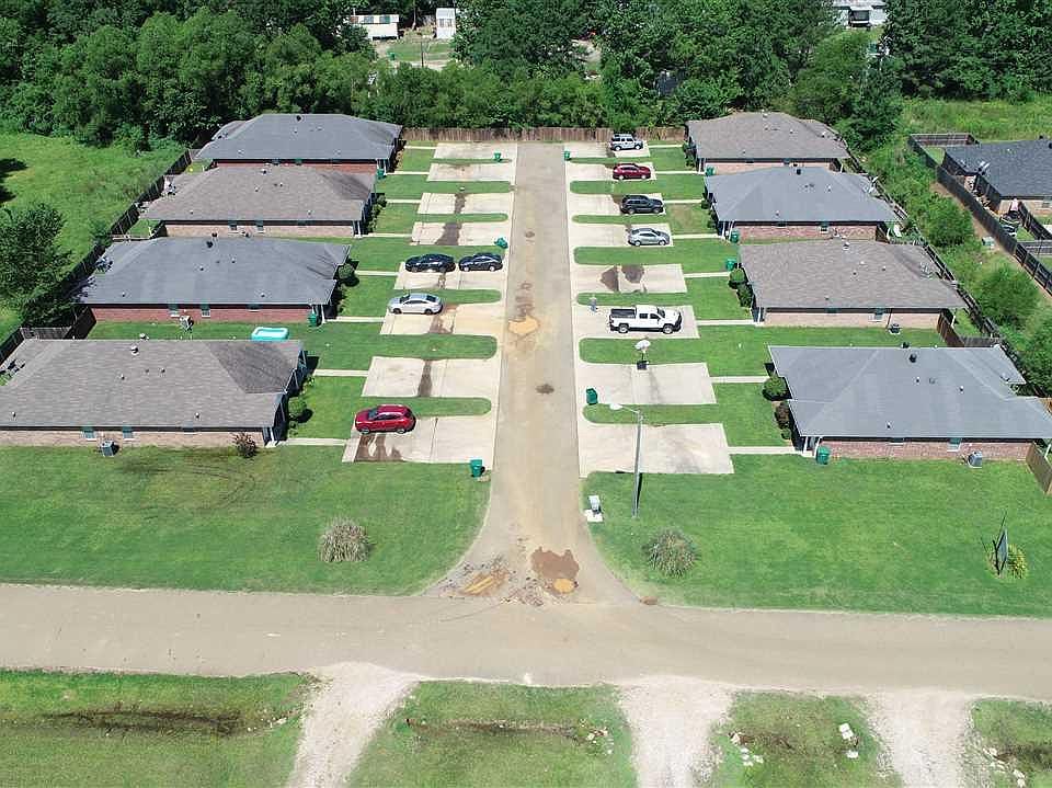1st image of 100 Elm Creek Dr