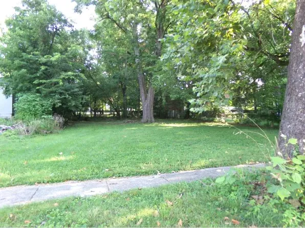 Elm St, Paw Paw, MI 49079