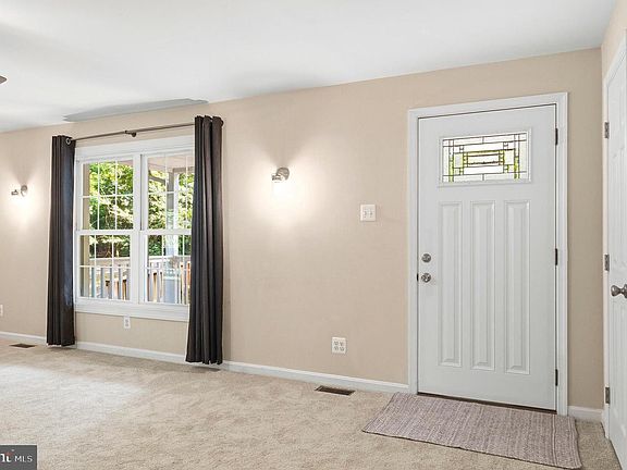 4th image of 410 Hawthorne Ct