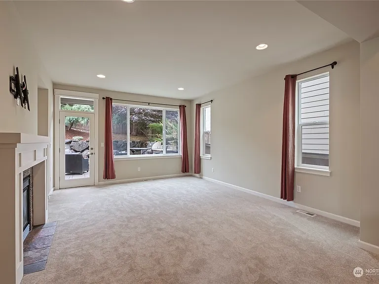 574 Lyons Pl NE — Photo 10