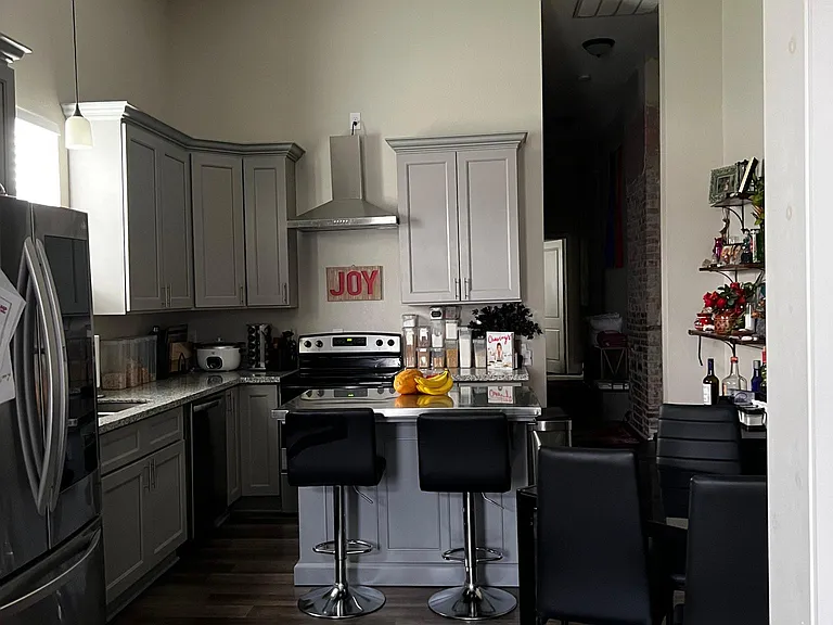1561 N Prieur St #1 — Photo 5