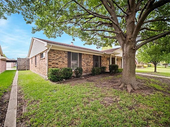 3rd image of 2616 Brook Hollow Ln