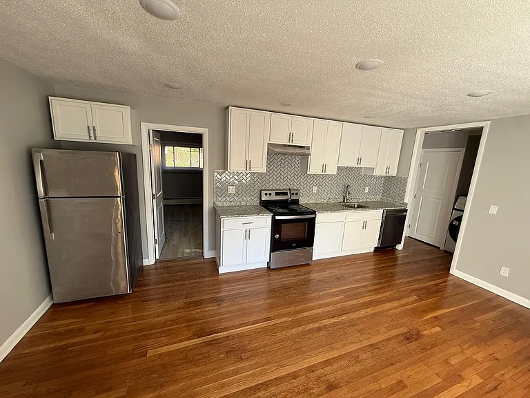 1267 Burnside Ave #C11 — Photo 3