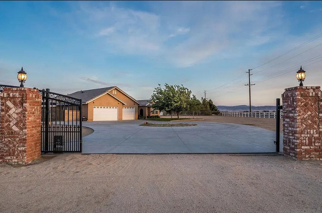 4 bed, 2606 sqft, $5,000 — Photo 1