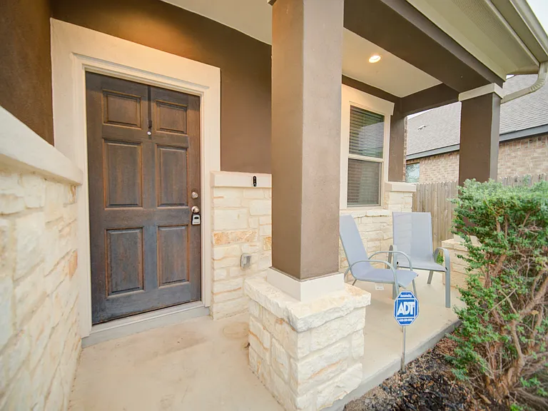 8842 White Crown — Photo 3