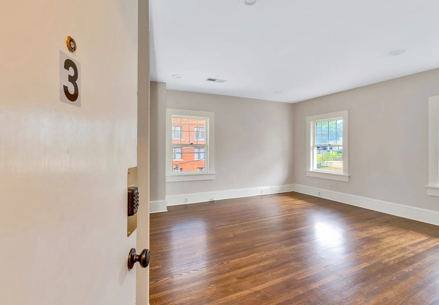 1 bed, 1.0 bath, 811 sqft, $1,225 — Photo 2