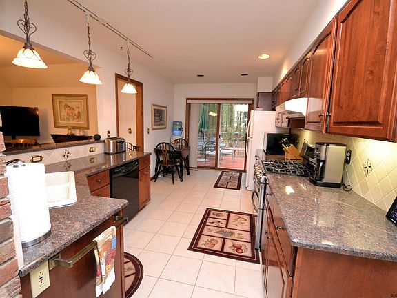 4th image of 7 Cranberry Ln