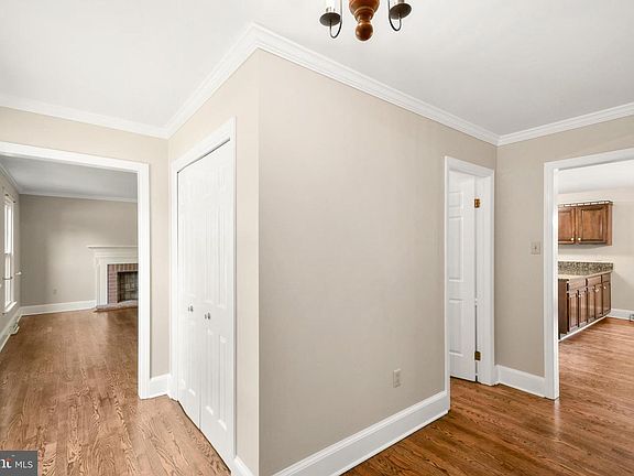 3rd image of 5 Sweet Briar Ln