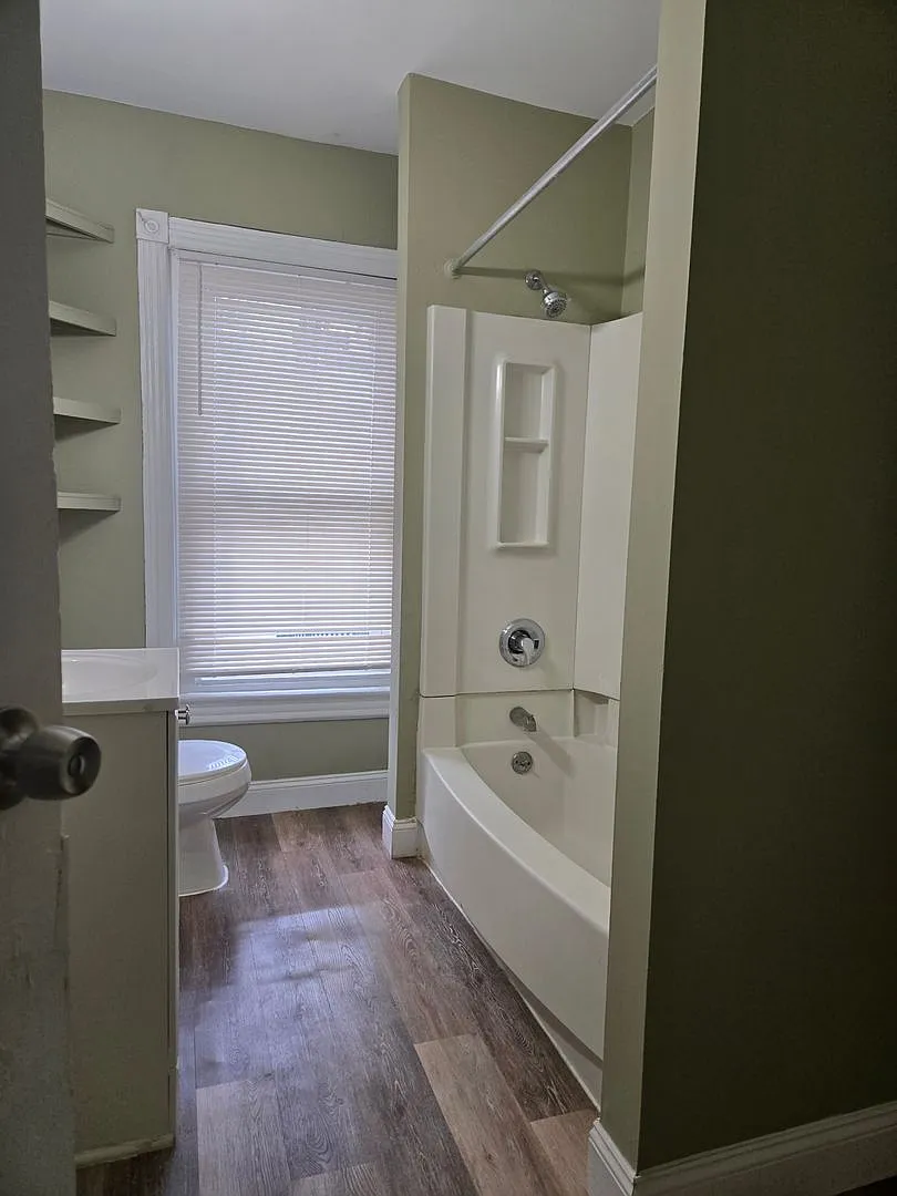 Large 2 bedroom, 1 bathroom HOUSE — Photo 3