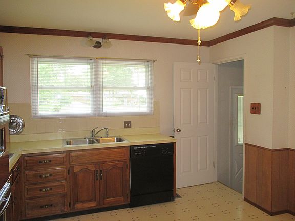 4th image of 560 Versailles Dr