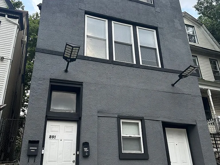 891 Broadway — Photo 9