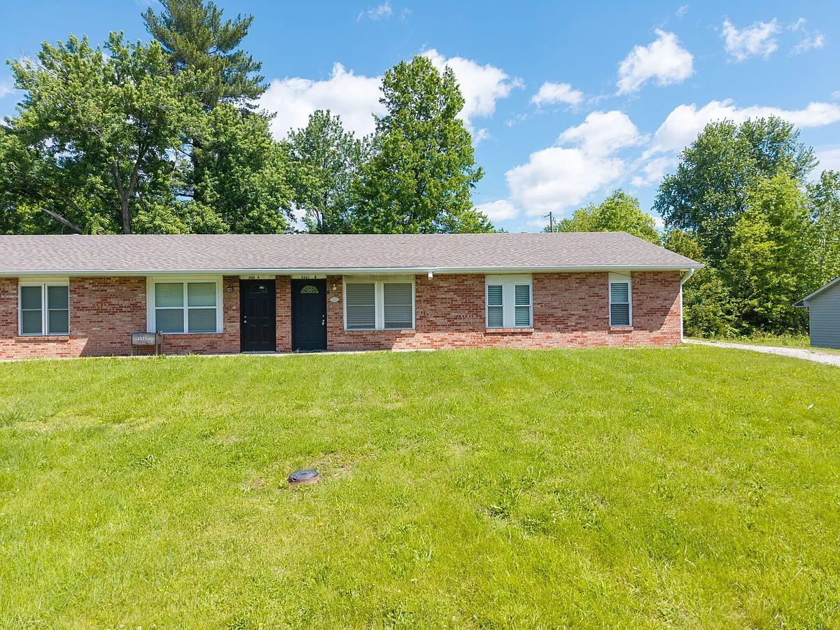 Building Photo - 2601 E Oakbrook Dr #B