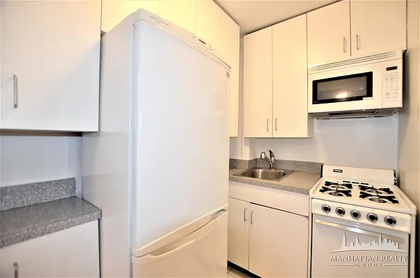 Rented by Manhattan Realty Group | media 4