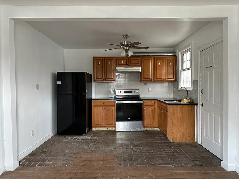 1001 E 32nd St — Photo 5