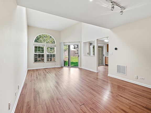 4th image of 383 Kerry Ct