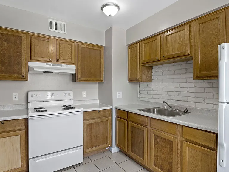 The Riverside Apartment Homes — Photo 28