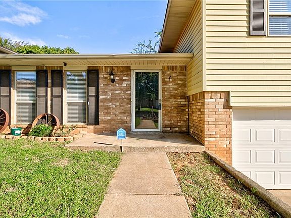 3rd image of 3817 NE 141st Cir