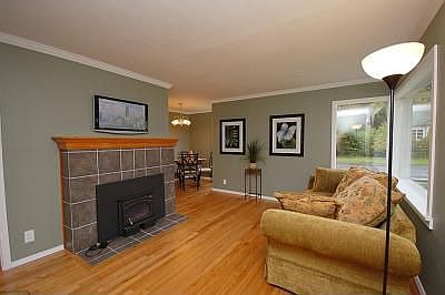 5th image of 10637 17th Ave NE
